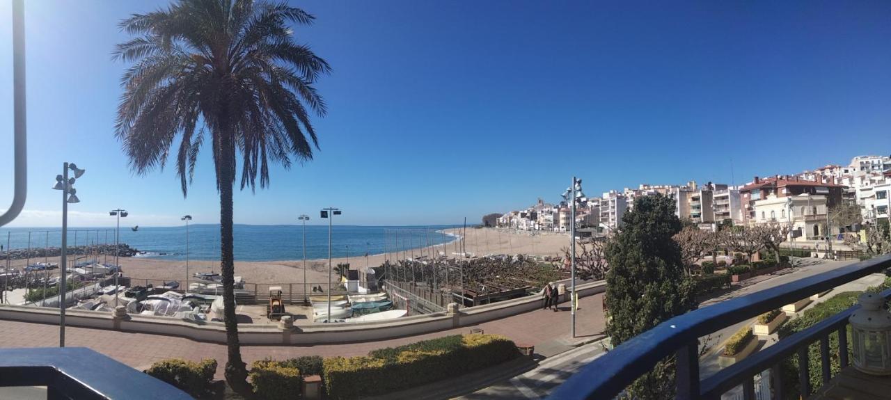 Beachfront Apartment With Private Parking Sant Pol De Mar Ngoại thất bức ảnh