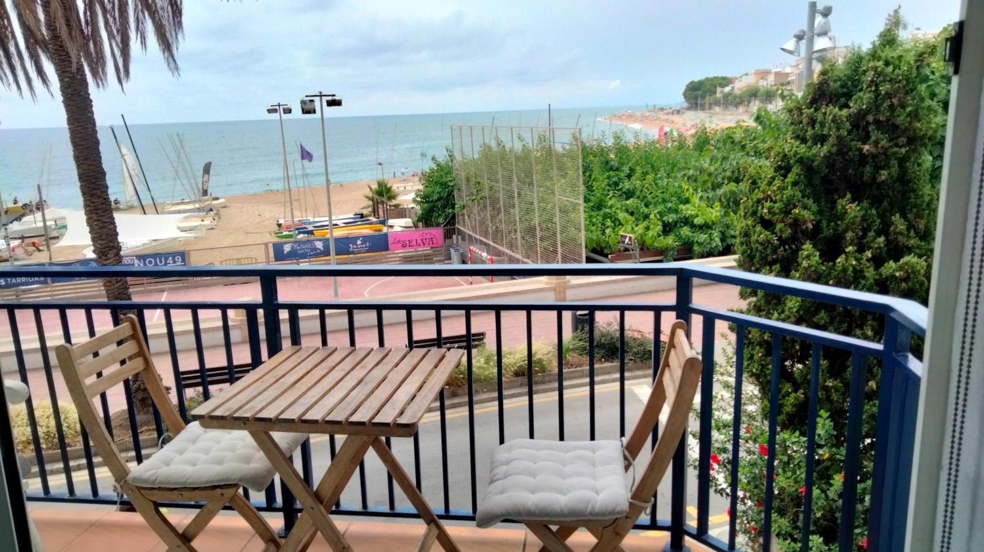 Beachfront Apartment With Private Parking Sant Pol De Mar Ngoại thất bức ảnh
