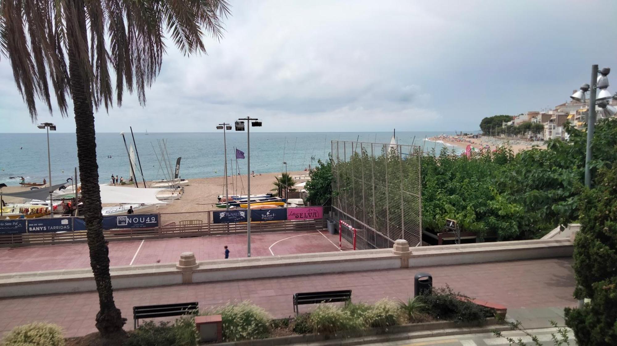 Beachfront Apartment With Private Parking Sant Pol De Mar Ngoại thất bức ảnh